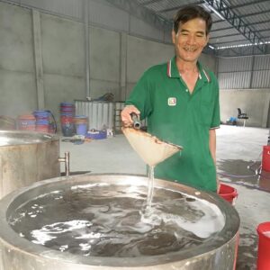 Công nhân đang sản xuất khoáng cho tôm từ công ty khoáng k3