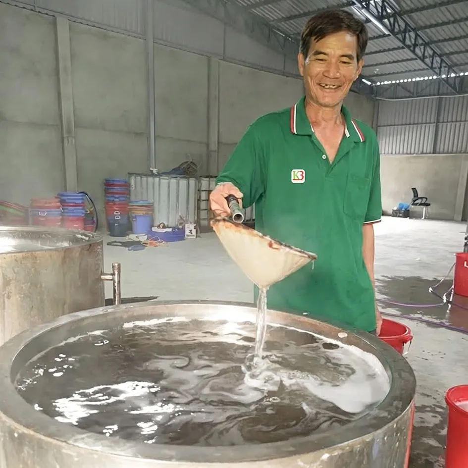Công nhân đang sản xuất khoáng cho tôm từ công ty khoáng k3