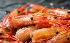 Ăn vỏ tôm có giàu canxi không? Giải mã từ chuyên gia dinh dưỡng