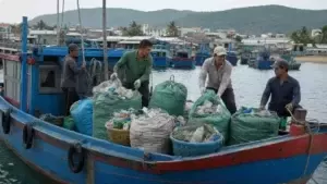 Bình Định: Tàu Cá Đầu Tiên Mang Rác Nhựa Về Bờ - Một Bước Tiến Quan Trọng trong Quản lý Môi Trường